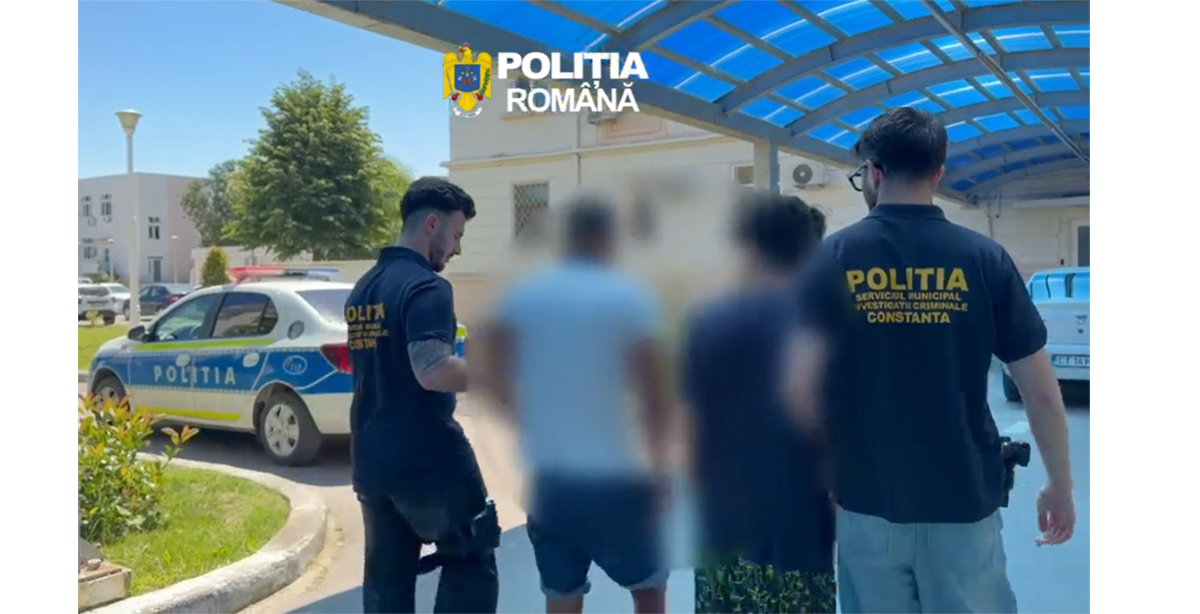 VIDEO TÂLHĂRIE, în plină zi, la Constanța: Un tânăr a fost jefuit într-un mijloc de transport în comun. Agresorii au ajuns după gratii