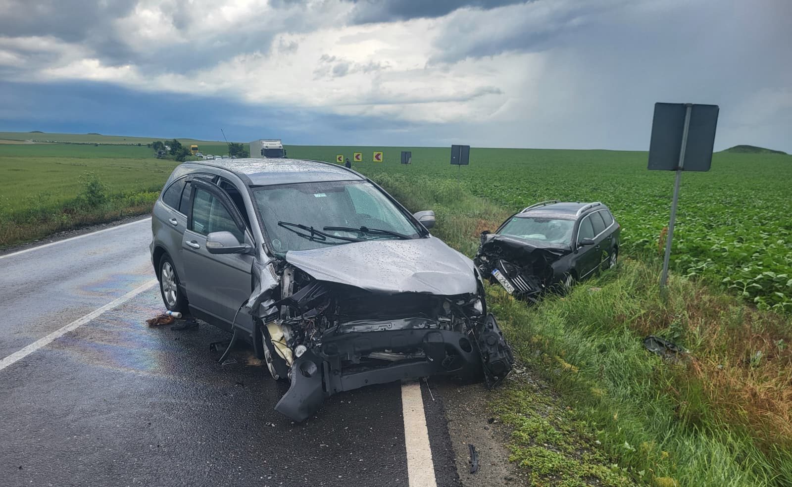 FOTO VIDEO Accident rutier grav între 2 autoturisme la ieșire din Mihai Viteazu