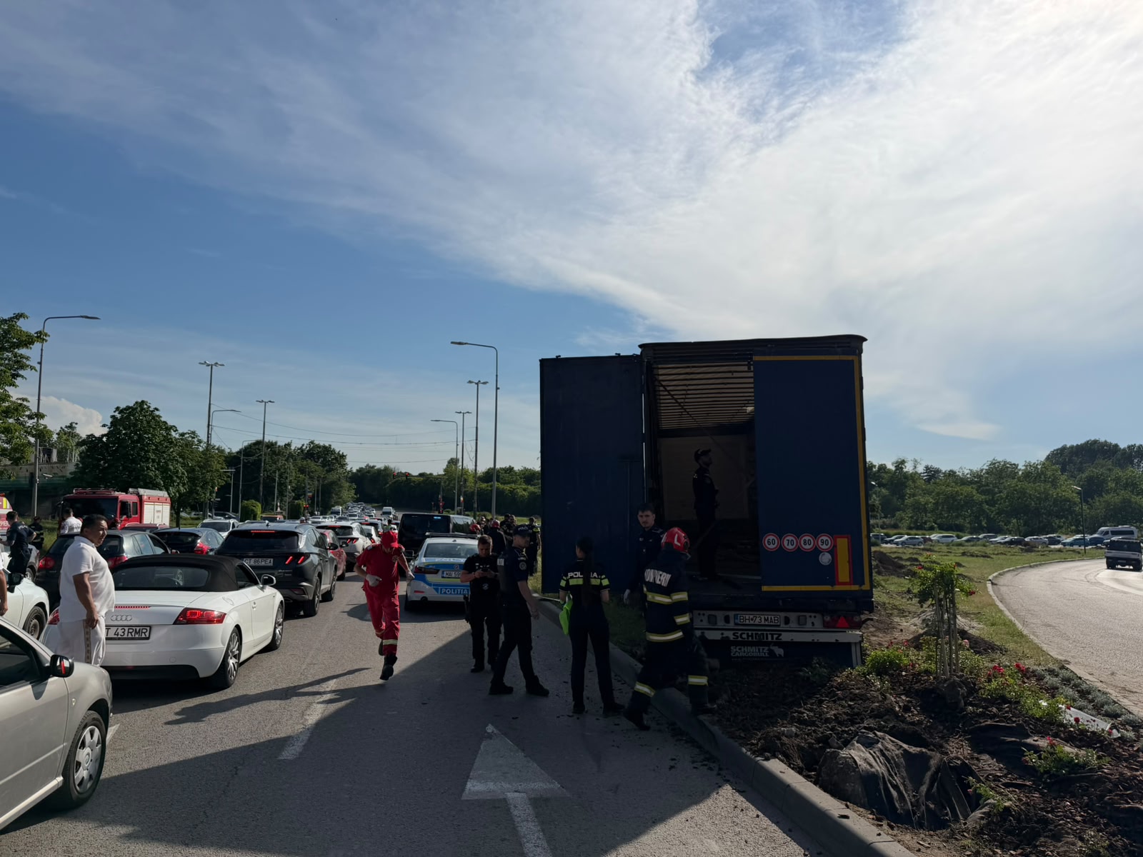 FOTO VIDEO ALERTĂ la Cireșica! Un tir a lovit un autobuz și mai multe mașini