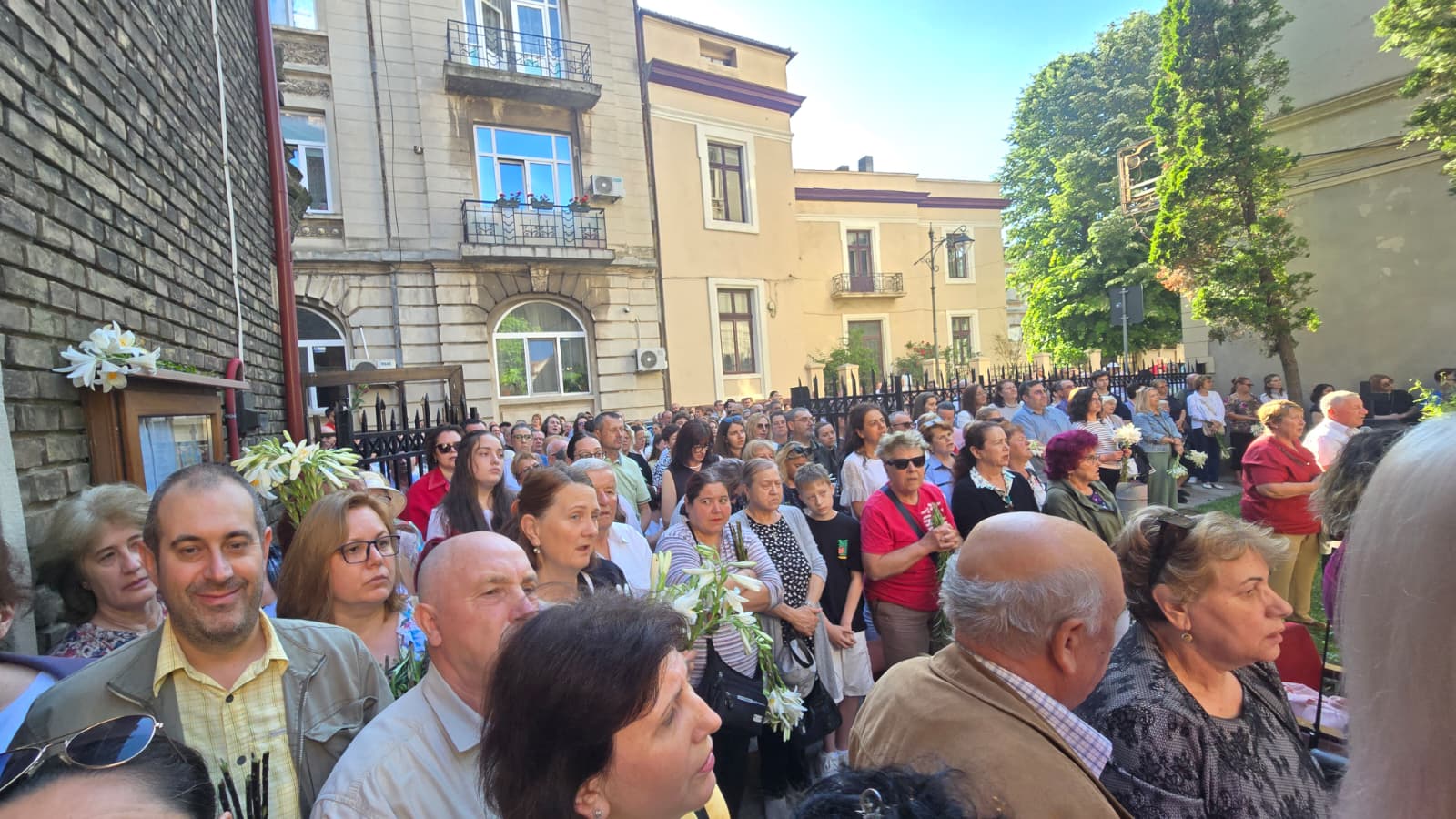 FOTO VIDEO Sărbătoarea Crinilor la Constanța: Liturghia și sfințirea crinilor la Biserica Romano-Catolică Sfântul Anton de Padova