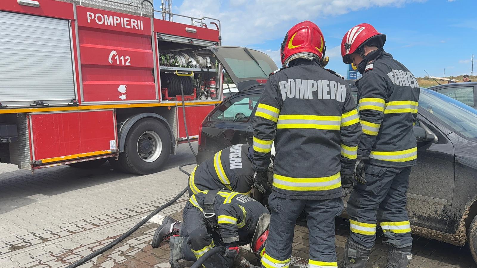 FOTO VIDEO ALERTĂ la Tulcea: A luat FOC un autoturism lângă un supermarket din municipiu