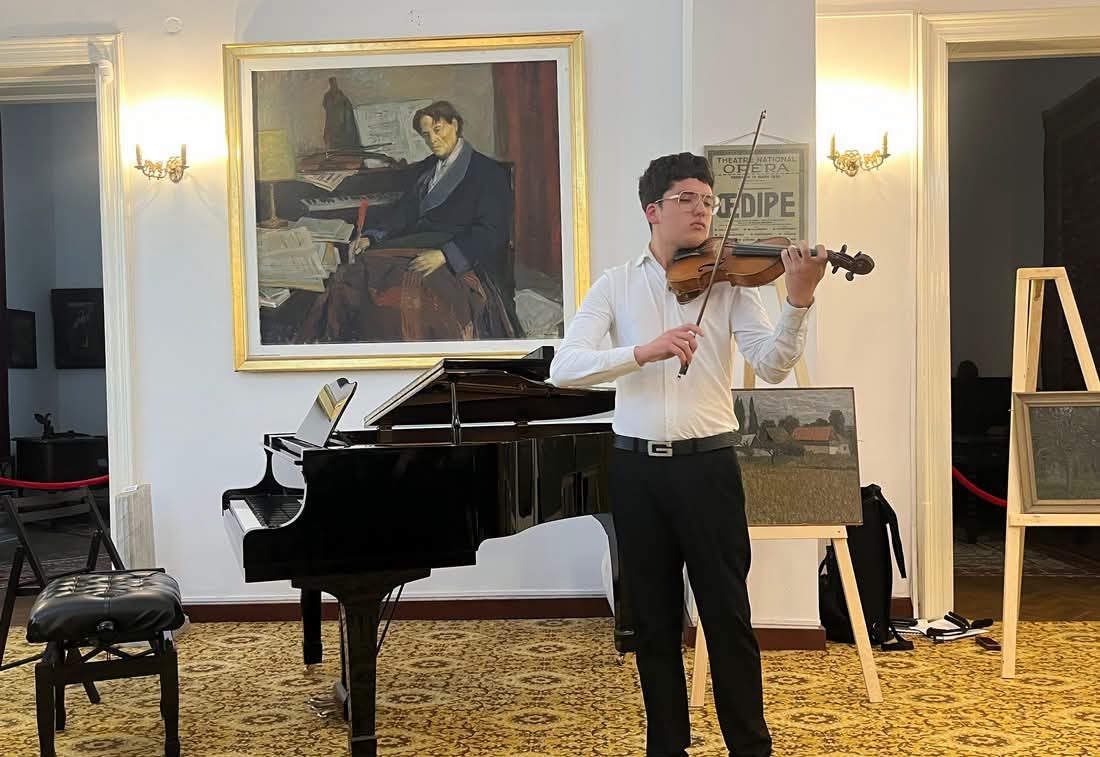 FOTO Elev al Colegiului de Arte Regina Maria, participant la cea de-a III-a ediție a Școlii de Vară PerformArt