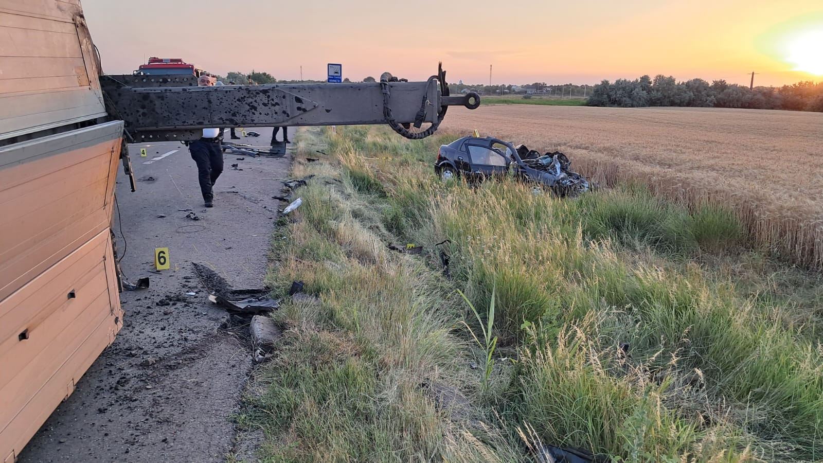 Tragedie pe DN 22: doi soți au murit după ce o remorcă desprinsă dintr-un TIR a lovit mașina în care se aflau