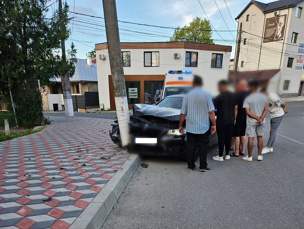 Accident în Medgidia: Un BMW a intrat violent de un stâlp în zona Școlii Nr. 7