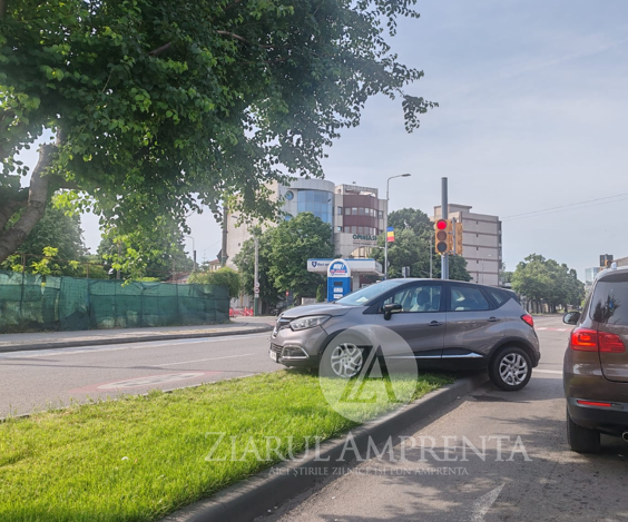 Accident pe bulevardul Mamaia: Un autoturism a rămas blocat pe scuarul dintre sensurile de mers