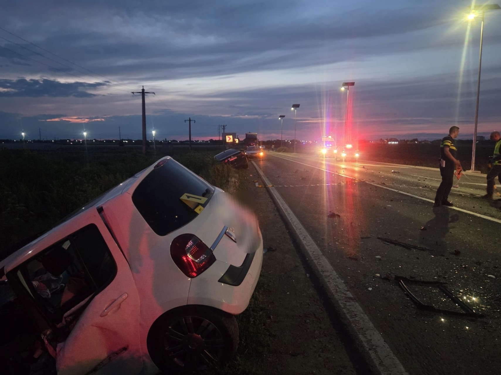FOTO TRAGEDIE Un șofer a murit după ce a pătruns pe contrasens și s-a izbit frontal de o altă mașină. Un copil de 3 ani, transportat la spital