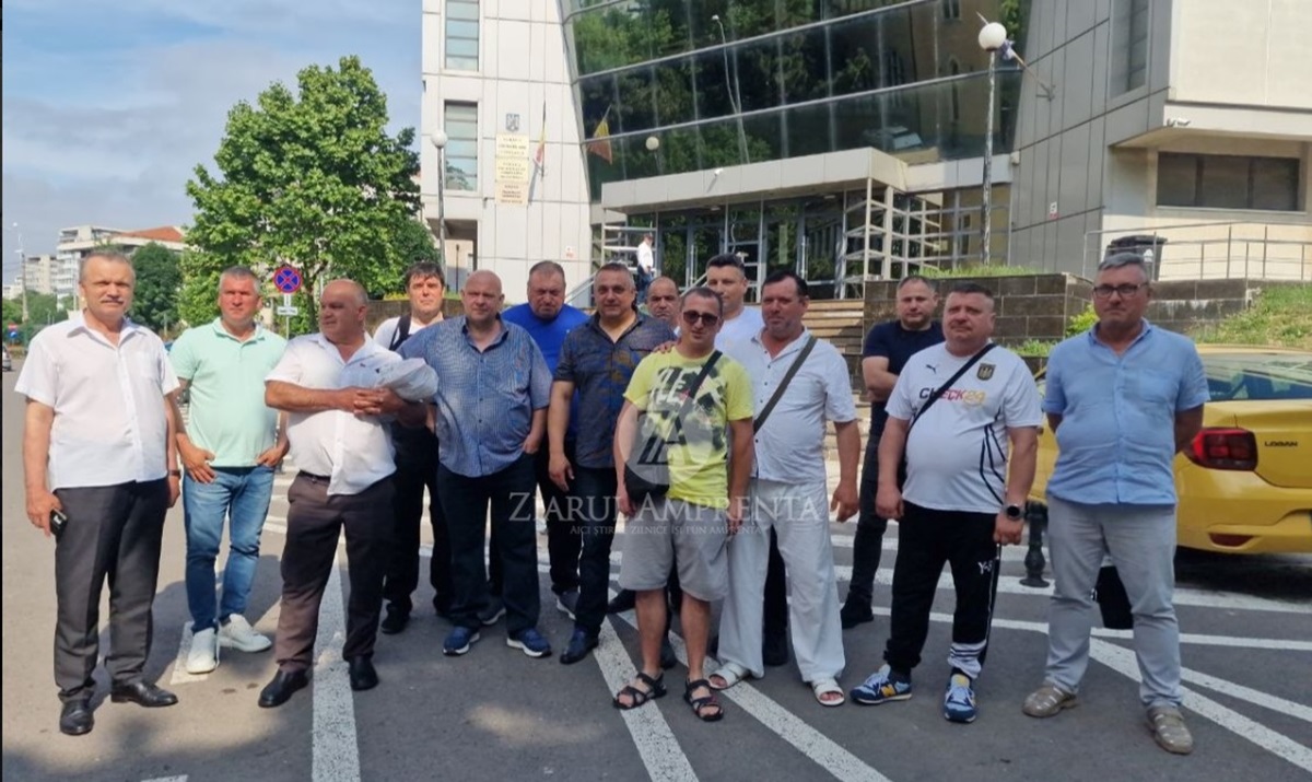 LIVE FOTO VIDEO DECLARAȚII Angajații CT BUS, prezenți la Tribunalul Constanța, în procesul pentru suspendarea grevei din decembrie 2025