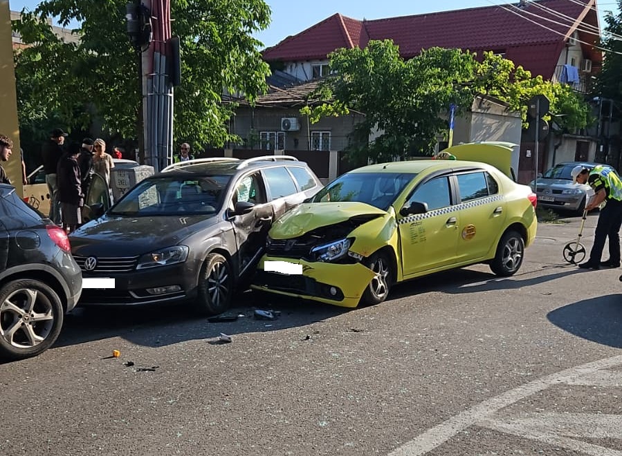 FOTO Constanța: accident la intersecția străzilor Muncel cu Unirii. Este implicat un taxi