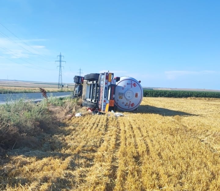 O cistrenă încărcată cu GPL s-a răsturnat între Corbu și Săcele, pe DJ 226. Traficul este închis pe o porțiune de drum