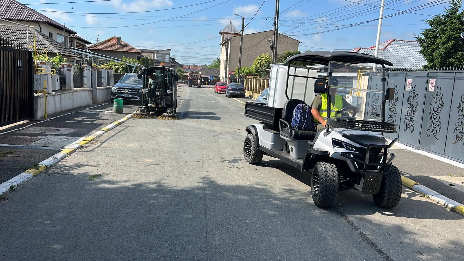 FOTO Acțiuni de igienizare în Valu lui Traian: angajații de la Gospodăria Comunală continuă lucrările pentru un mediu mai curat