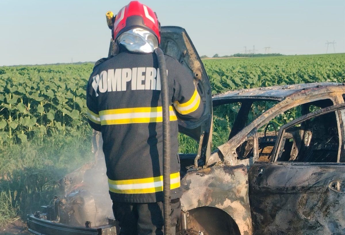 ALERTĂ pe DN22: A luat FOC un autoturism la ieșire din Săcele