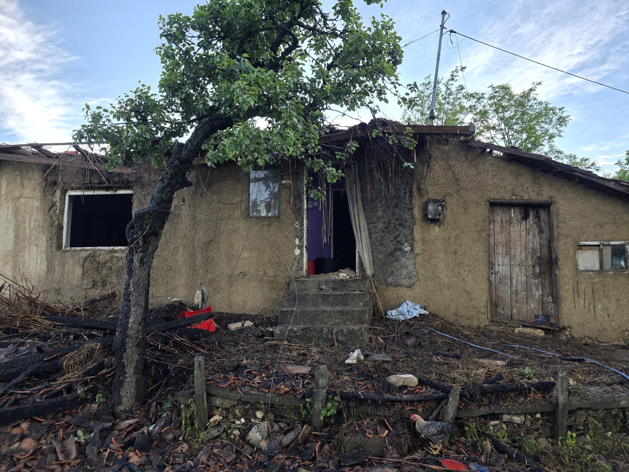 FOTO Apel la solidaritate lansat de primarul din Lipnița după ce un incendiu a distrus casa unei localnice