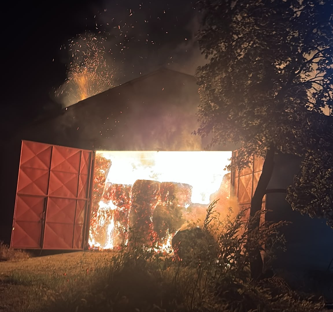 UPDATE Incendiu puternic în Cogealac. Focul a pornit de la baloți de paie aflați în 2 hale unde sunt și utilaje agricole