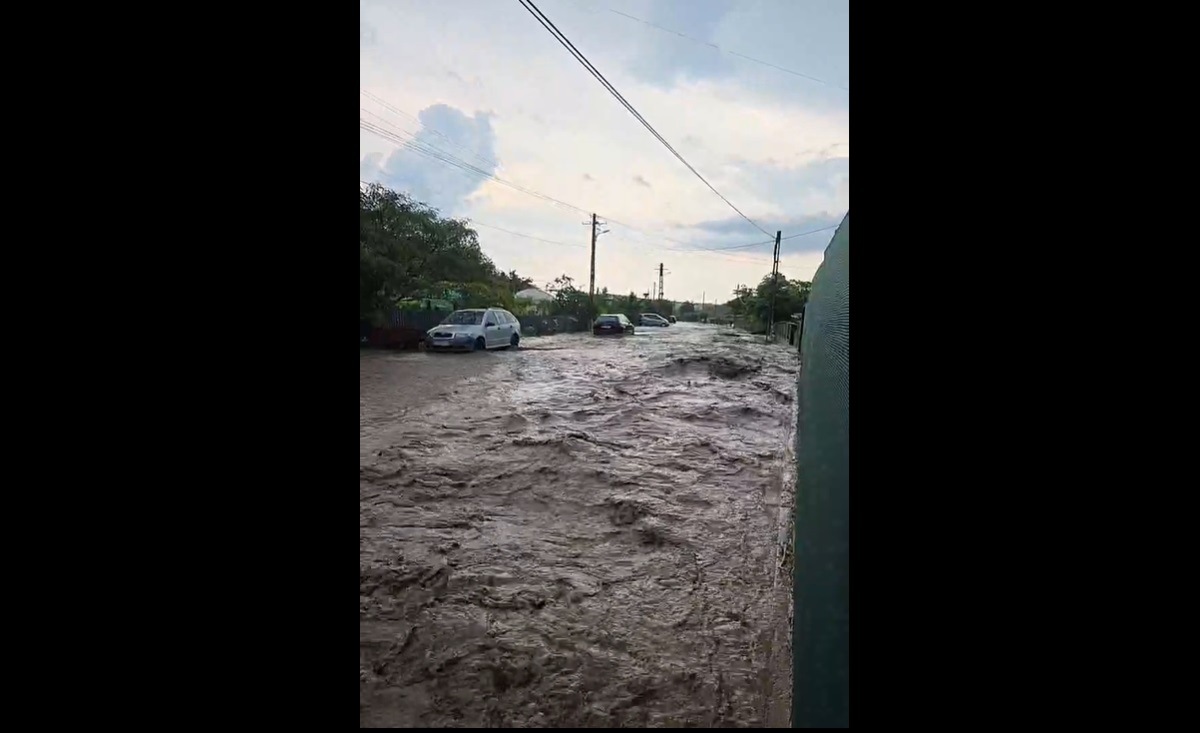 VIDEO INUNDAȚII în Lipnița! Adevărată viitură pe străzi din localitate