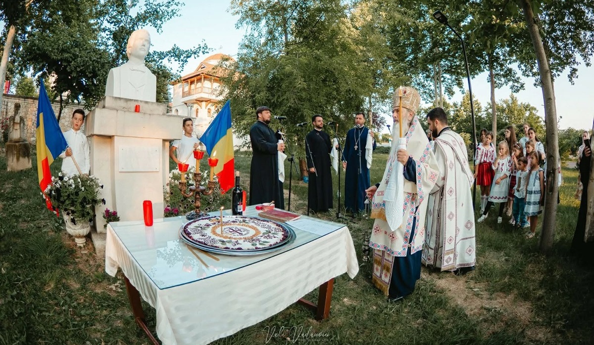 ÎPS Teodosie, slujbă de pomenire a poetului național Mihai Eminescu, la 137 de ani de la trecerea spre veșnicie! Vezi aici programul