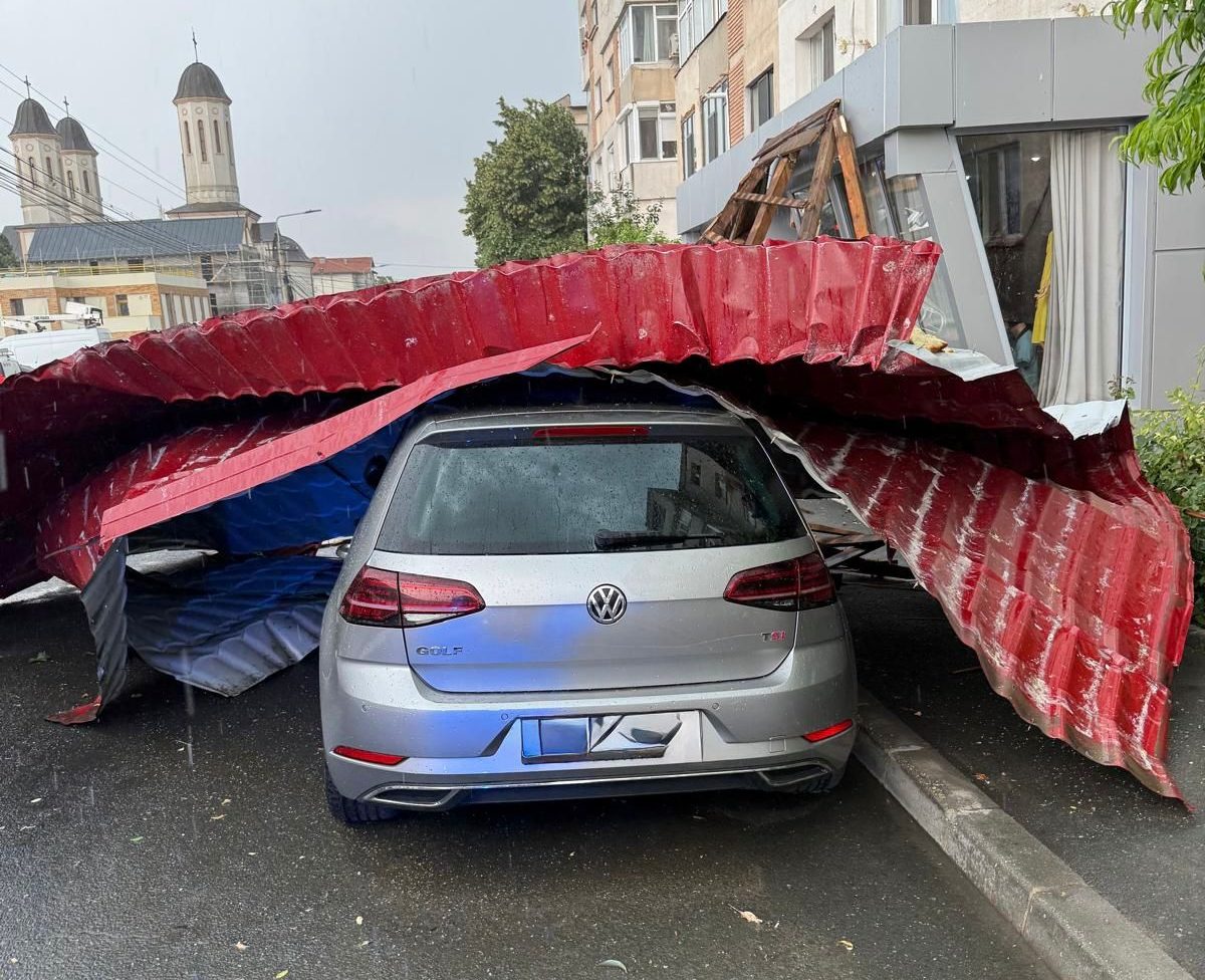 FOTO Acoperișuri luate de vânt, copaci căzuți peste autoturisme și drumuri blocate în Tulcea, într-o oră de cod portocaliu