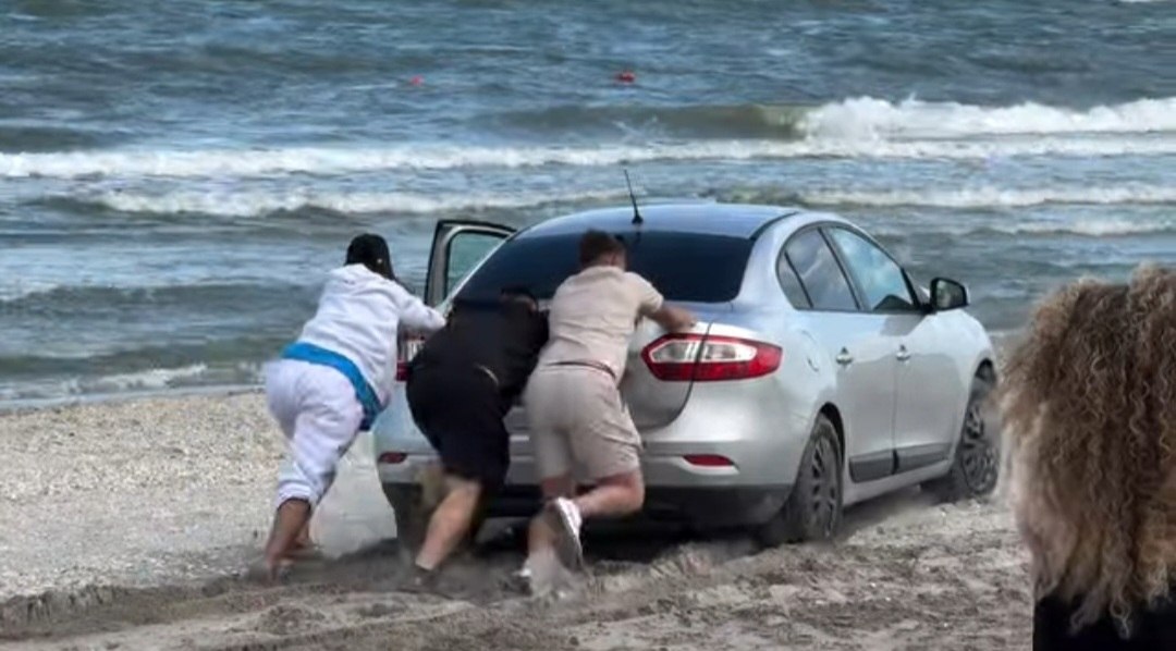 FOTO Șofer AMENDAT după ce a intrat cu mașina pe plaja din Vadu! Cât are de plătit
