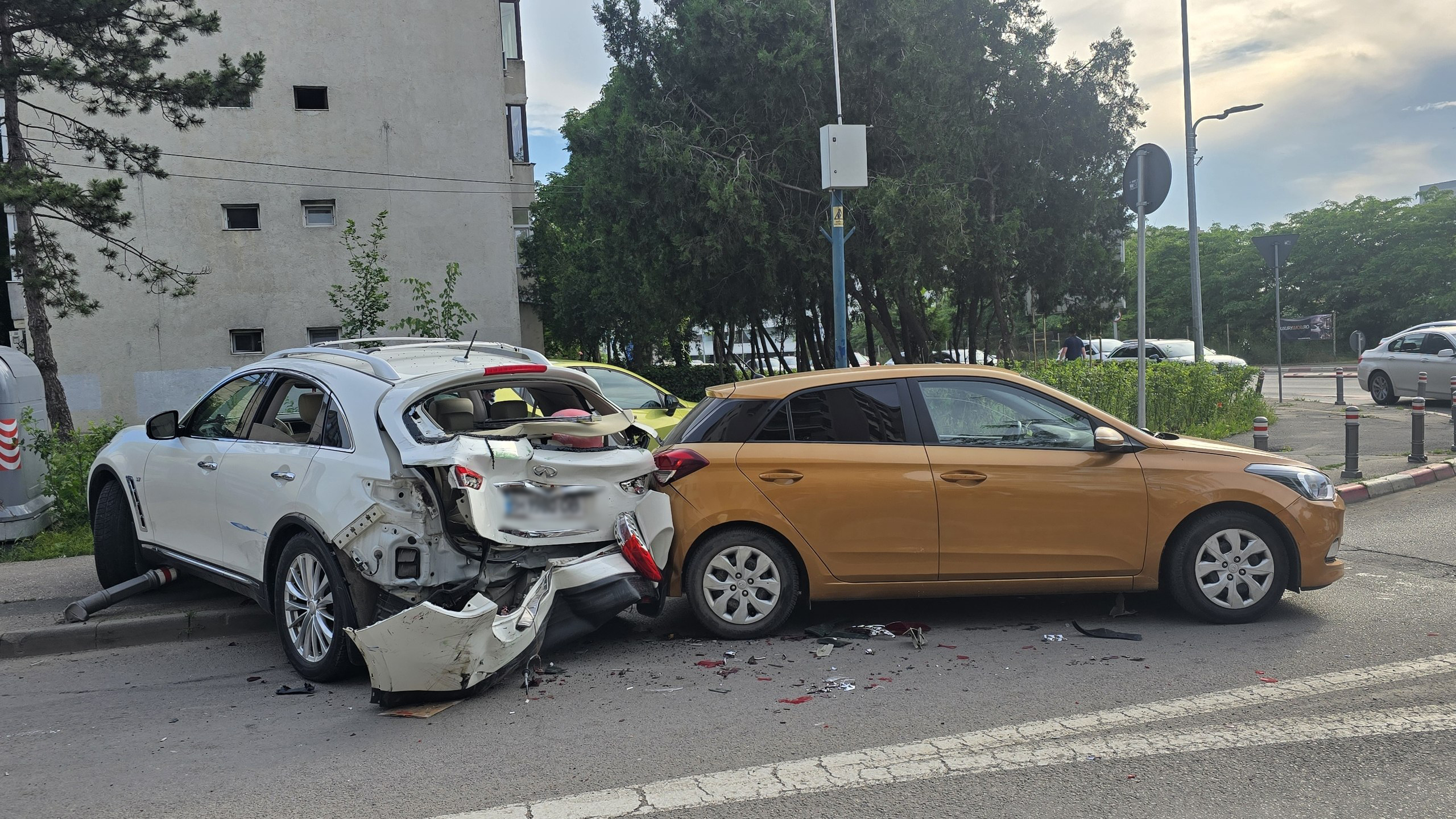FOTO Imaginea DEZASTRULUI: Cum arată mașinile avariate de TIR pe strada Eugeniu Dobrilă