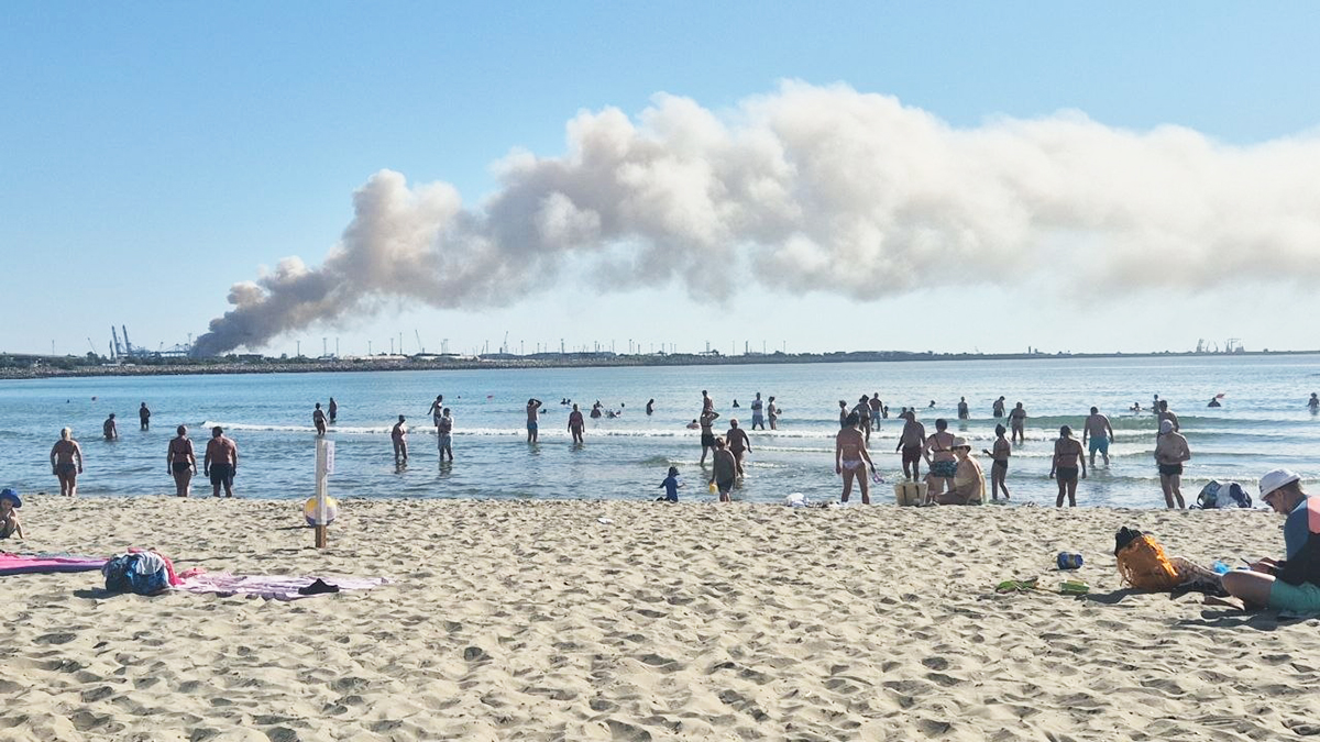 FOTO VIDEO Eforie Nord: Fumul GROS provenit de la incendiul din portul Agigea este vizibil de pe plajă