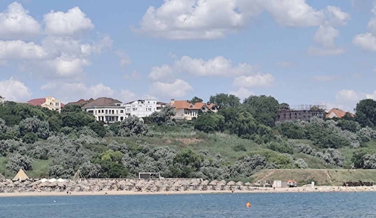 Terenul de pe strada Mihai Eminescu, de lângă Plaja Modern, rămâne la Apele Române, care spun că este taluz! MNUTA