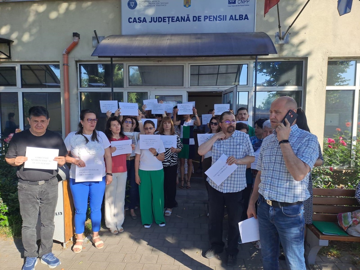 FOTO VIDEO Angajații Caselor de Pensii PROTESTEAZĂ față de legea salarizării