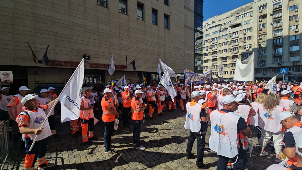 FOTO VIDEO Angajații de la SAJ Constanța participă astăzi la CEL MAI MARE protest din istoria serviciilor publice de ambulanță! Ce nemulțumiri au