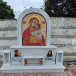 FOTO VIDEO A fost finalizată troița ridicată în memoria lui Sebi și a Robertei, tinerii uciși de Vlad Pascu în august 2023. Mâine va avea loc slujba de sfințire