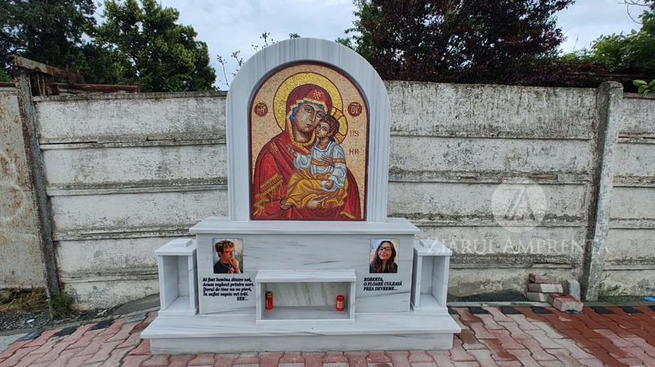 FOTO VIDEO A fost finalizată troița ridicată în memoria lui Sebi și a Robertei, tinerii uciși de Vlad Pascu în august 2023. Mâine va avea loc slujba de sfințire