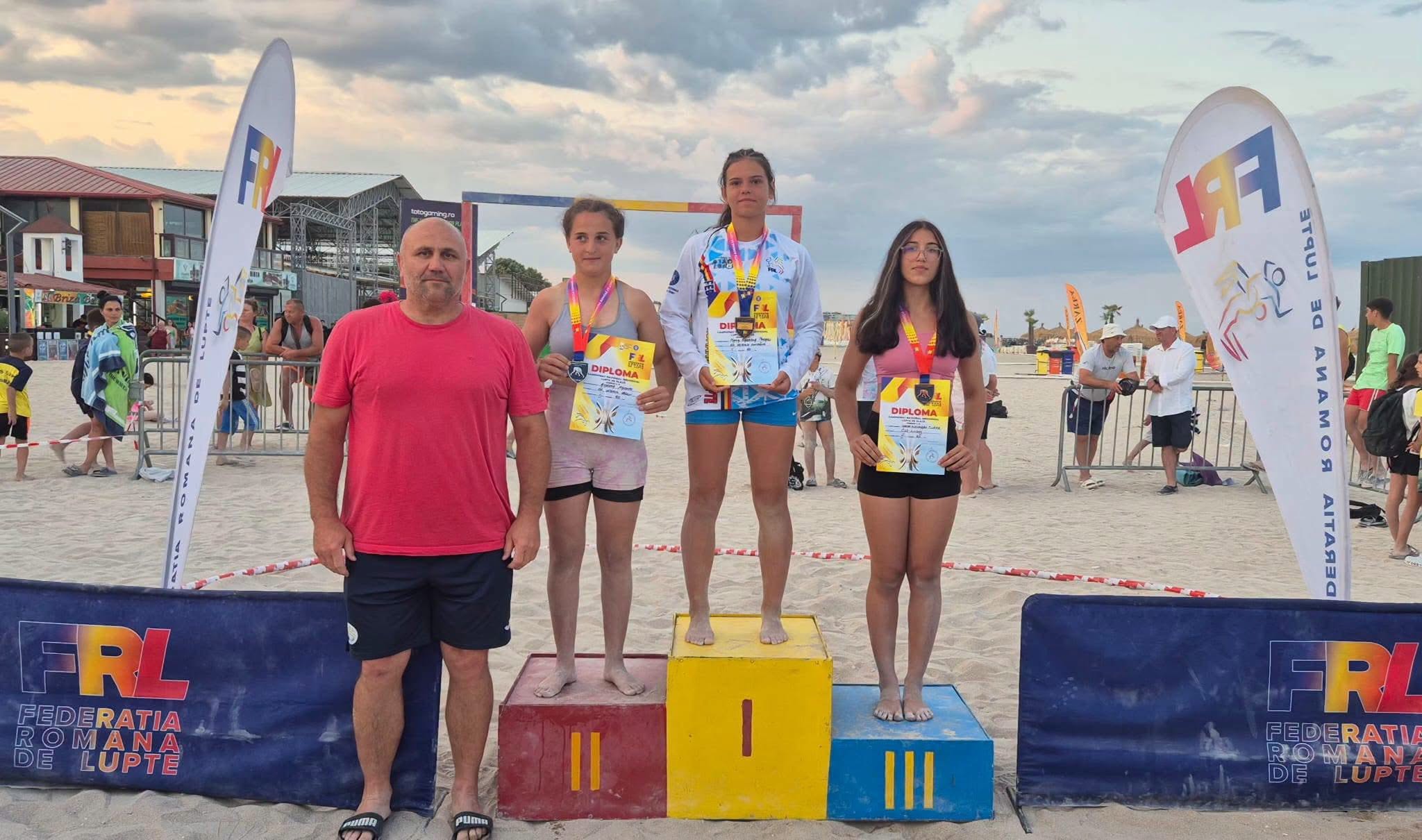 FOTO Sportivele CS Victoria Cumpăna, triumfătoare la Campionatul Național Individual de Lupte pe Plajă de la Costinești