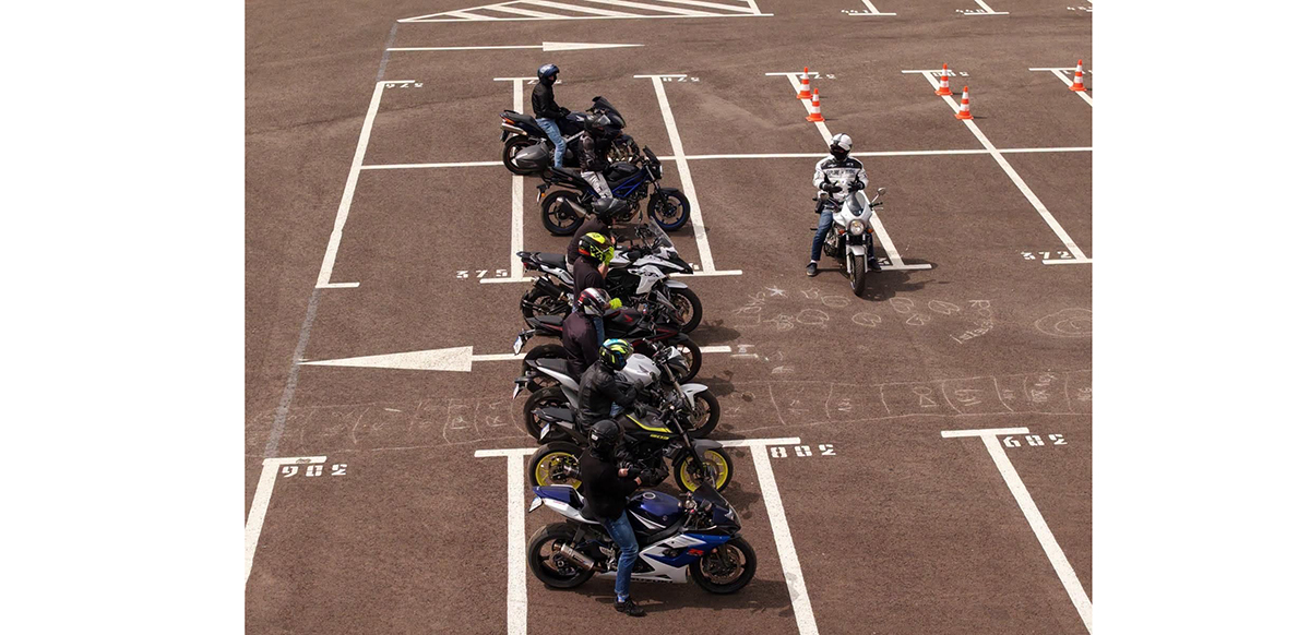Curs de conducere defensivă pentru motocicliști, la Constanța: Parcarea Secției 4 Poliție din zona Km 4-5 se transformă într-un spațiu de antrenament controlat