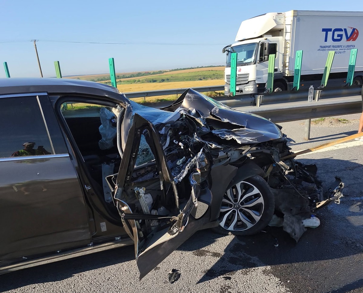 FOTO Accident pe autostrada A2, București – Constanța! Dumnezeu face minuni: un tânăr care ar fi ațipit la volan și a intrat direct sub un tir a scăpat fără nicio o zgârietură