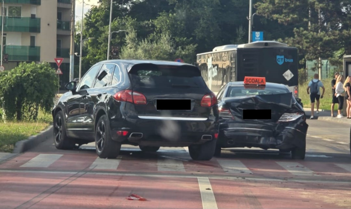 FOTO Accident pe bulevardul Mamaia, zona Pescărie! Trafic blocat. Intervine SMURD-ul
