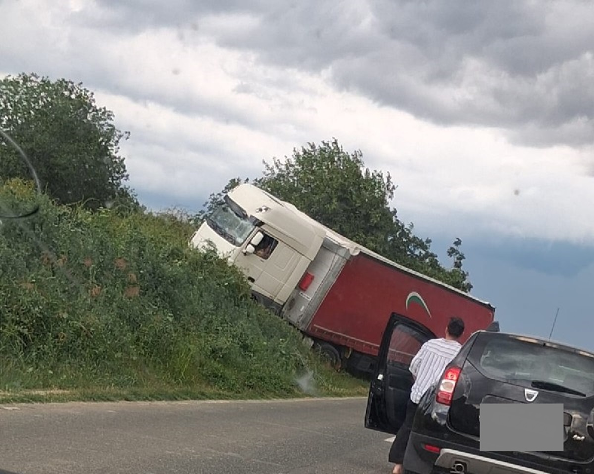 Accident la Ostrov! Un TIR a intrat într-un șanț după ce șoferul ar fi fost înțepat de o albină