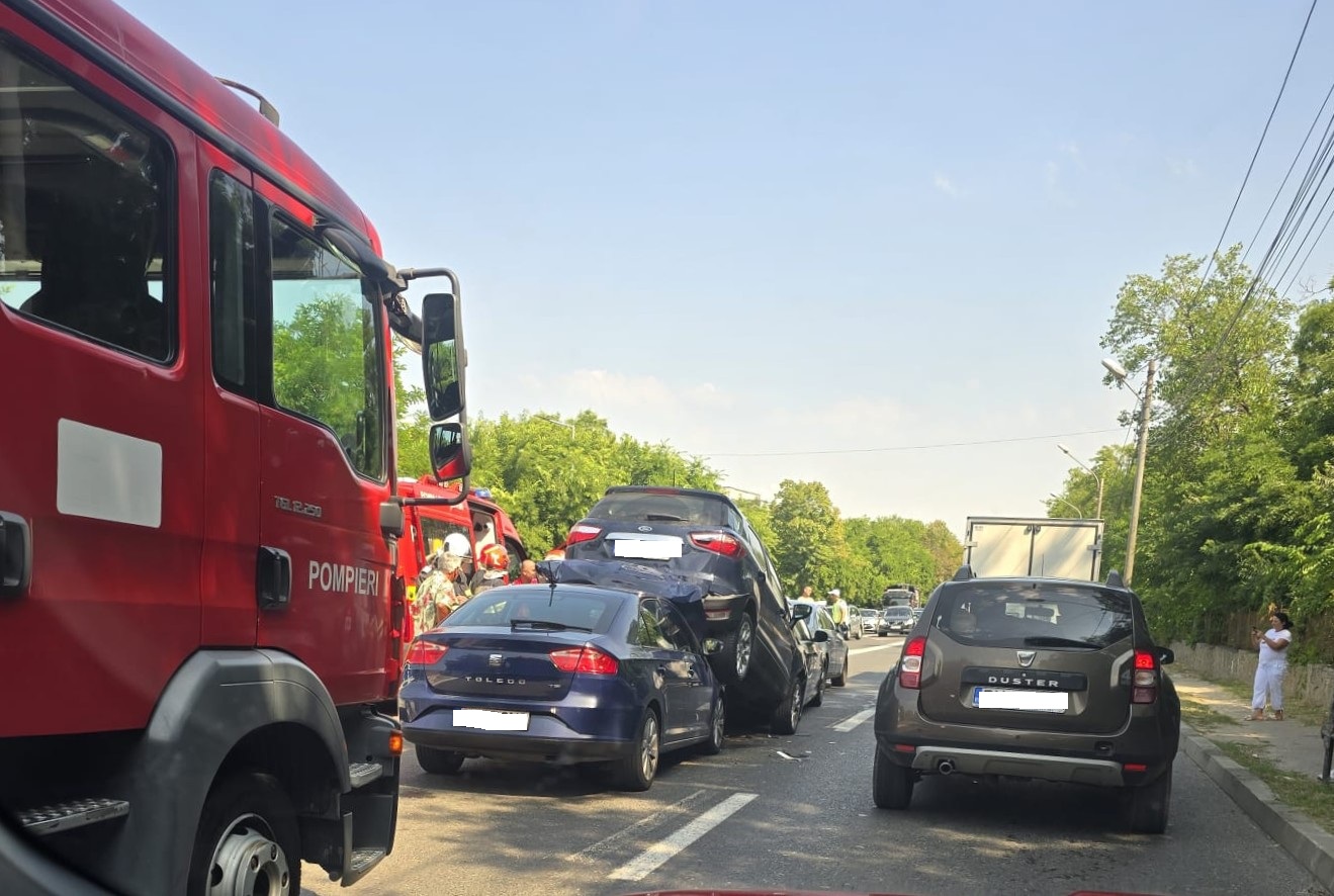 Patru mașini s-au ciocnit la ieșirea din Eforie Sud spre Eforie Nord. Traficul este îngreunat. S-au format coloane de mașini