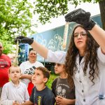 2.600 de copii din mediul rural au învățat despre știință și sustenabilitate într-un laborator mobil alimentat cu energie solară