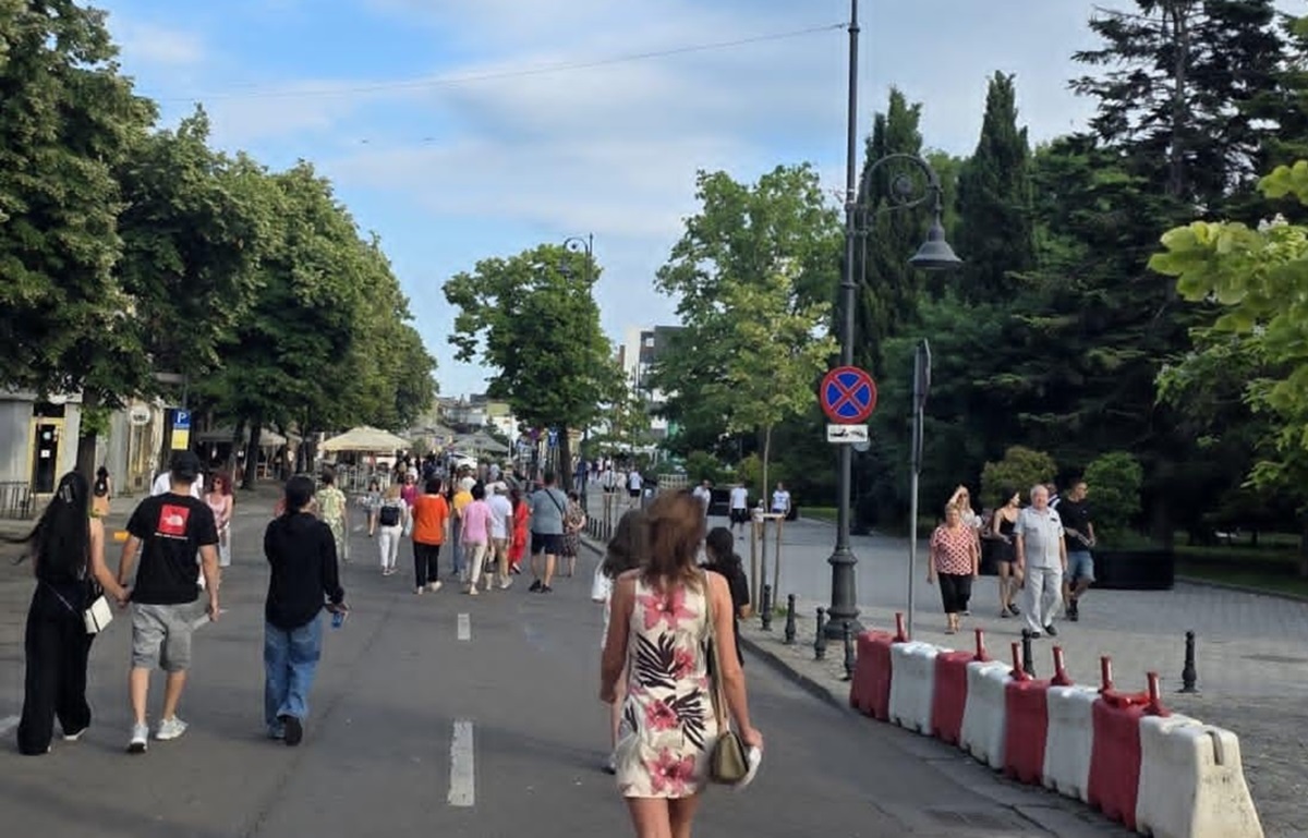 Bulevardul Tomis pietonal revine și în acest weekend! Vezi aici cum vor fi restricționate locurile de parcare