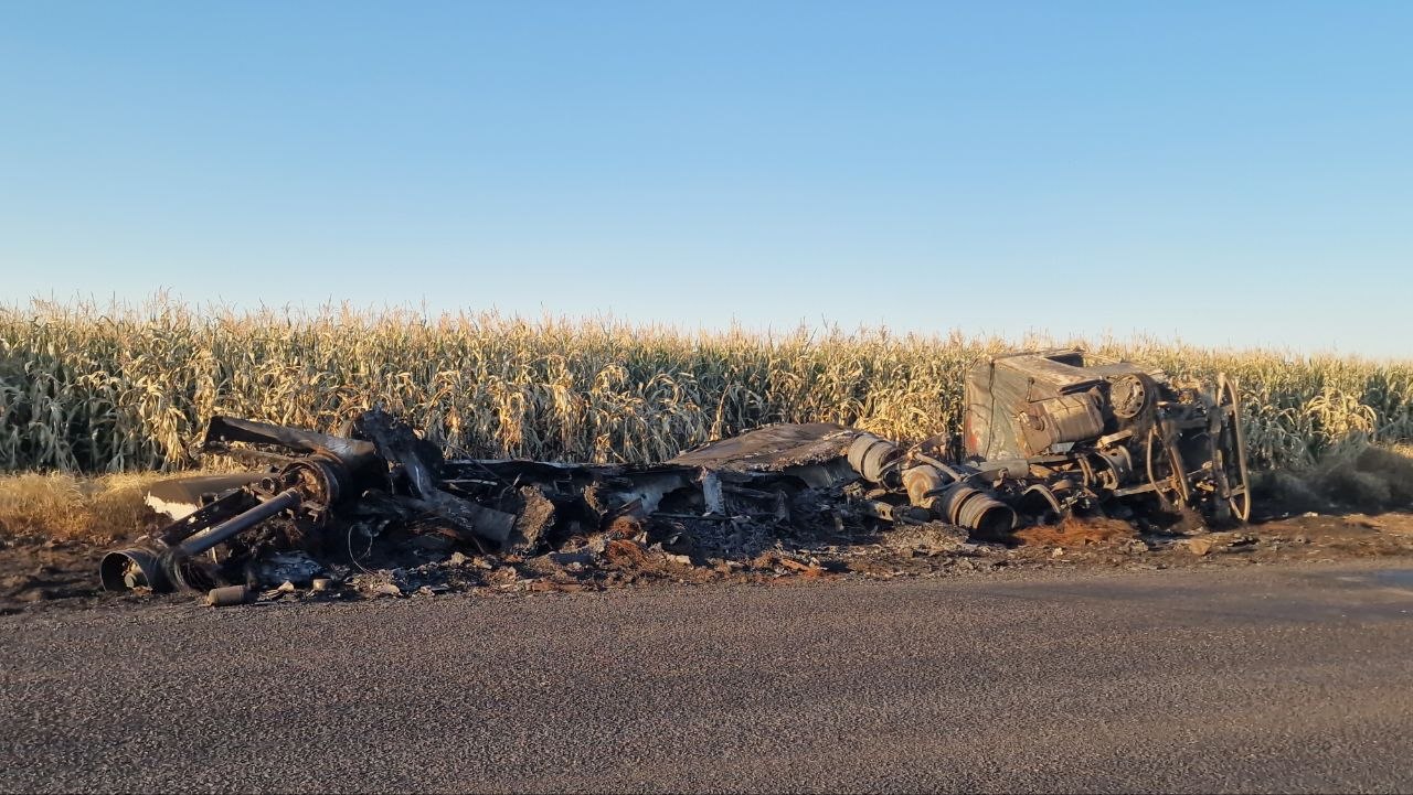 FOTO VIDEO Imagini TERIBILE pe DN2A, aproape de Hârșova! Iată ce a rămas din cisterna plină de combustibil ce a ars la o aruncătură de băț de benzinărie