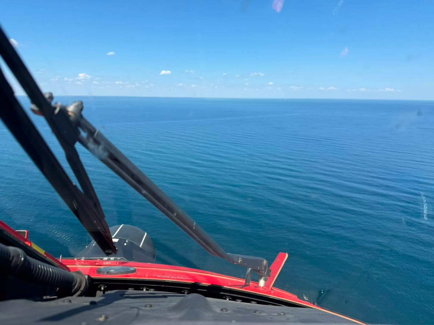 Misiune de căutare și salvare pe Marea Neagră: Elicopter Black Hawk, mobilizat de urgență în zona Sfântu Gheorghe pentru căutarea a două persoane