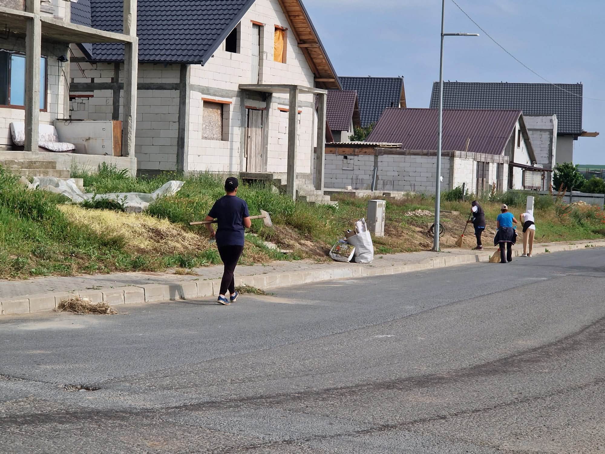 FOTO Echipele de la Gospodărire Comunală Valu lui Traian continuă lucrările de întreținere și curățenie în localitate