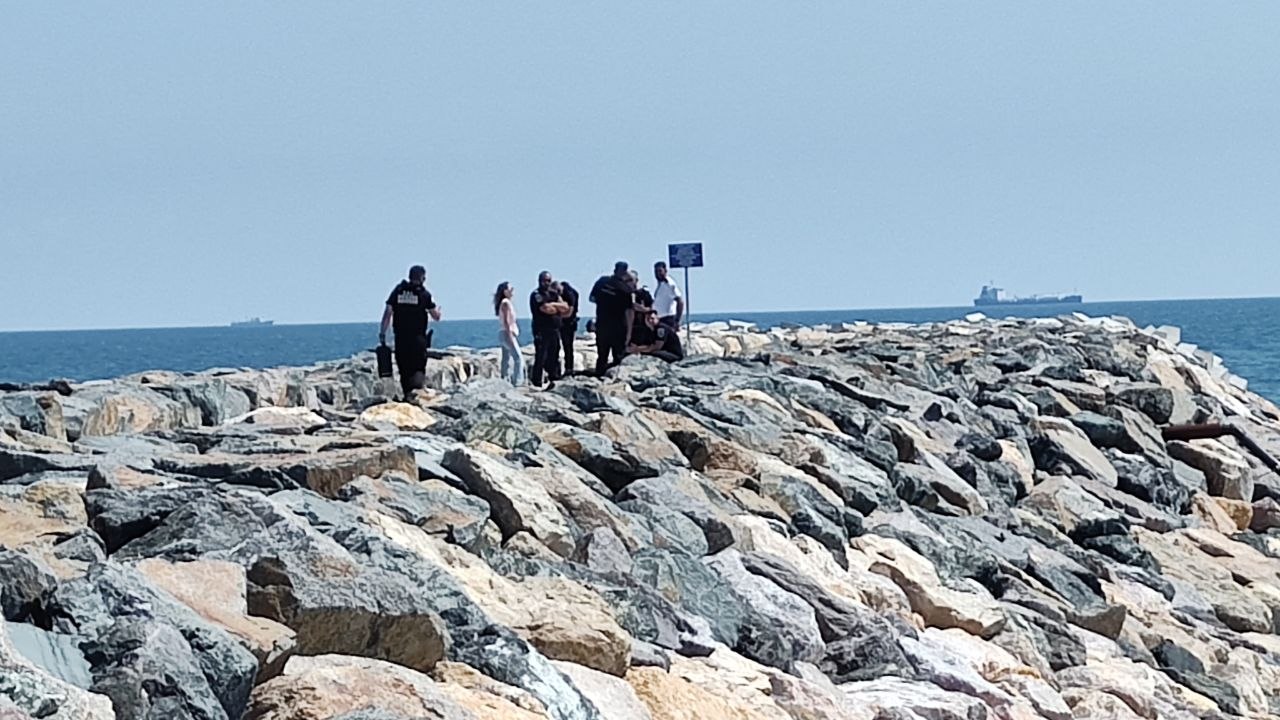 FOTO VIDEO ALERTĂ în Mangalia! Posibile resturi de dronă găsite pe plajă