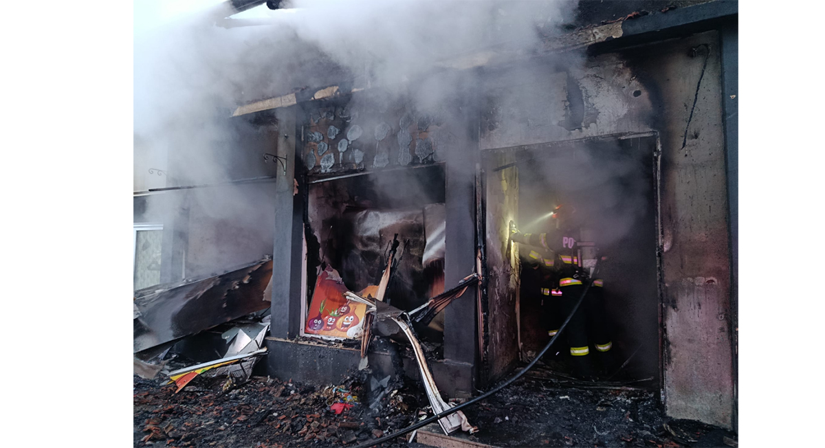 INCENDIU la Tortoman: Un magazin alimentar a ars ca o torță. Pompierii au extras 16 butelii din interior