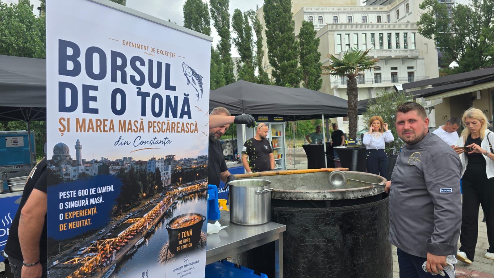 FOTO VIDEO Borșul de o Tonă, organizat de RESTO Constanța în Portul Turistic Tomis: 10 bucătari, 200 de kilograme de sturion, 750 de litri de stock de pește și 600 de persoane invitate la masă