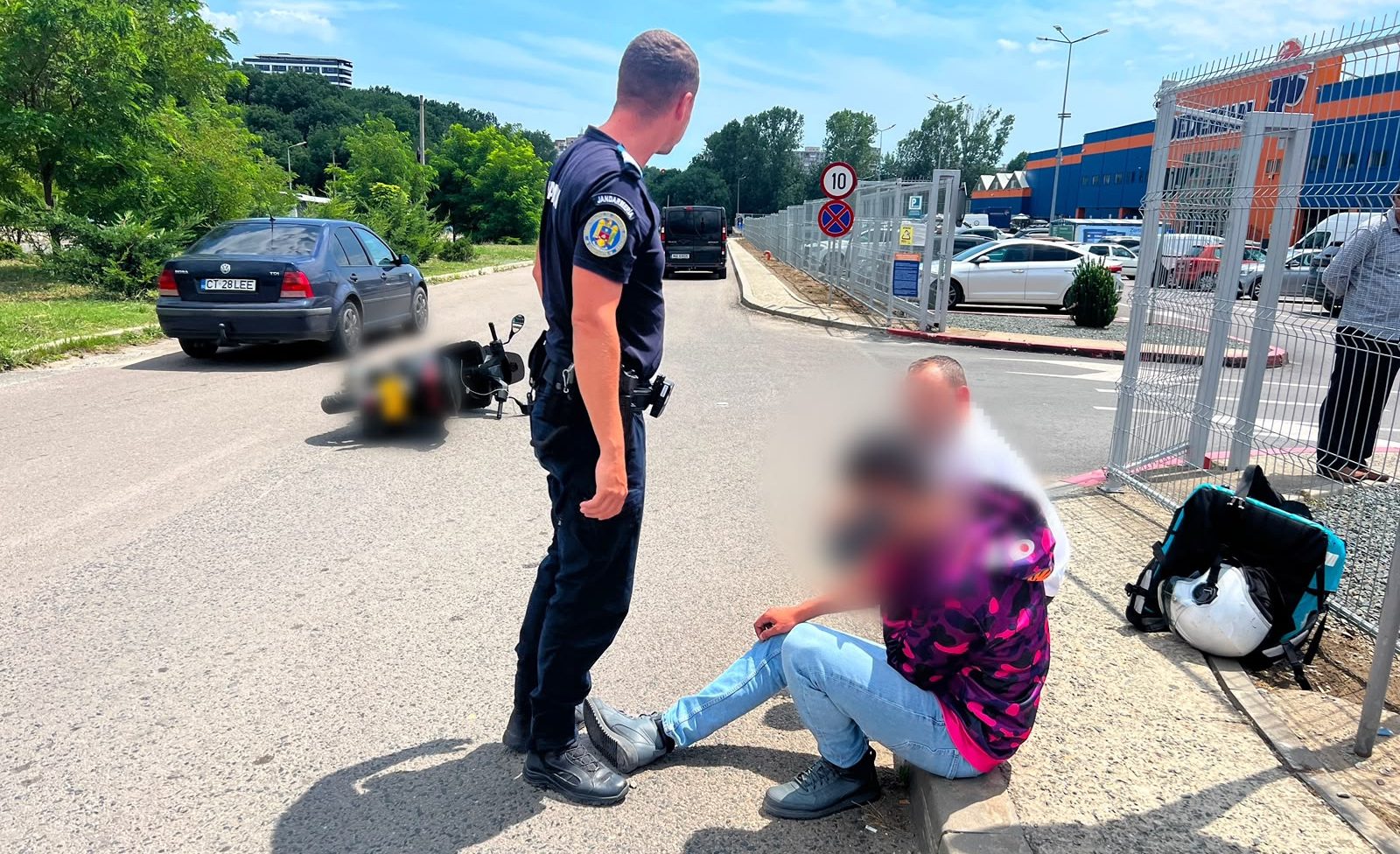FOTO VIDEO Accident rutier pe bulevardul Tomis: Livrator rănit de un microbuz