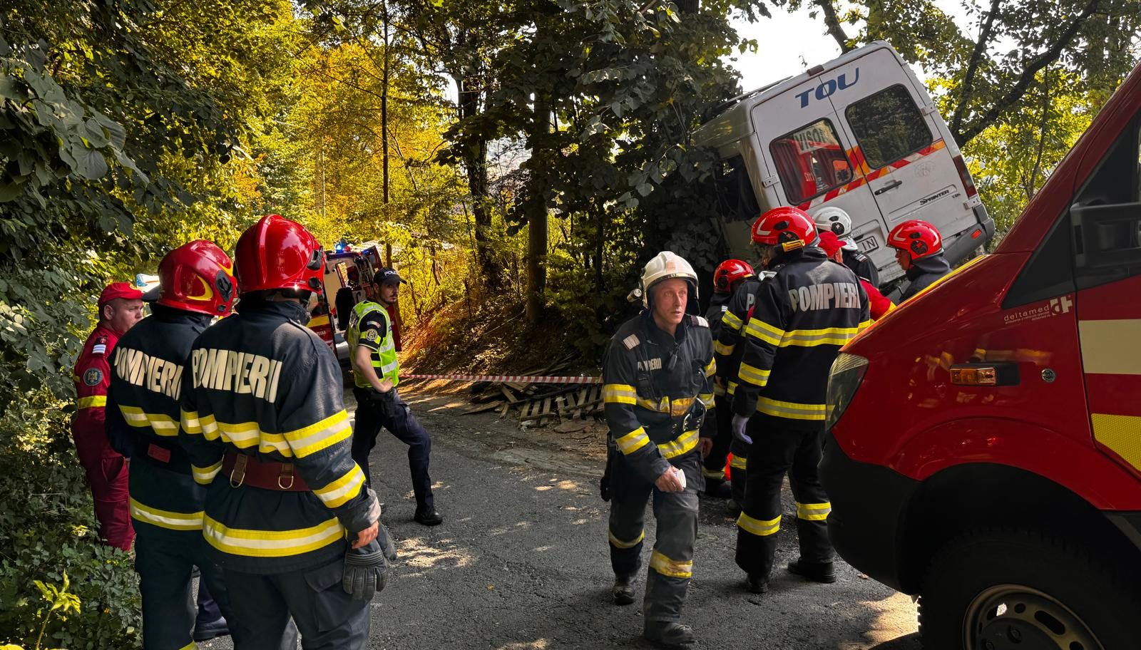 FOTO VIDEO Microbuzul echipei Dinamo, implicat într-un TERIBIL accident rutier: Un membru al staff-ului a DECEDAT