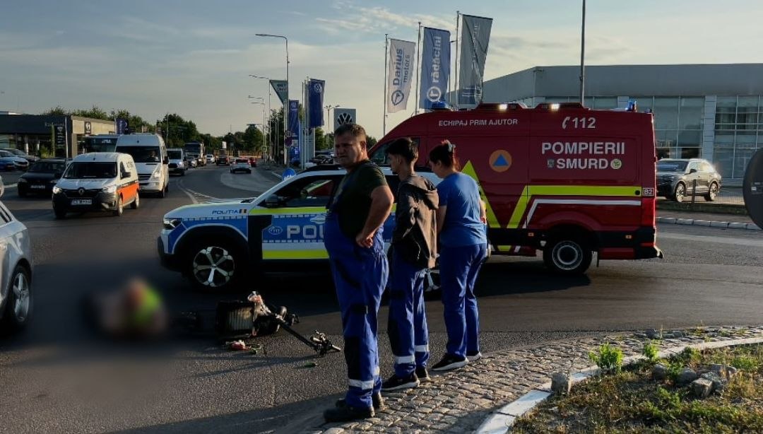 FOTO Accident rutier pe bulevardul Aurel Vlaicu. Un bărbat aflat pe trotinetă, implicat într-o coliziune cu un autoturism