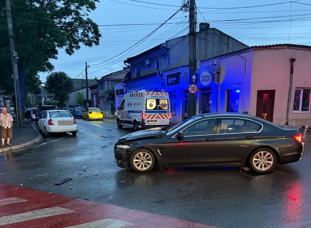 Accident rutier în zona centrală a Constanței. O persoană a fost transportată la spital