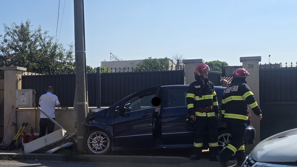 FOTO Accident rutier pe DN39, în Eforie Nord! O tânără a intrat cu mașina în stâlp