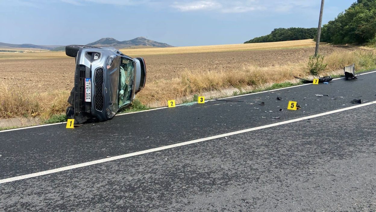 Autoturism înmatriculat în Republica Moldova, răsturnat la intrare în localitatea Horia, județul Tulcea