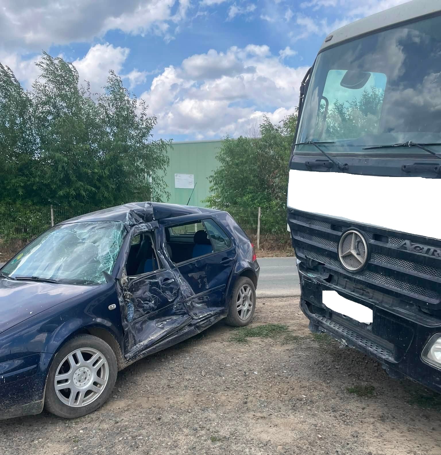 Accident în județul Tulcea între o betonieră și un autoturism