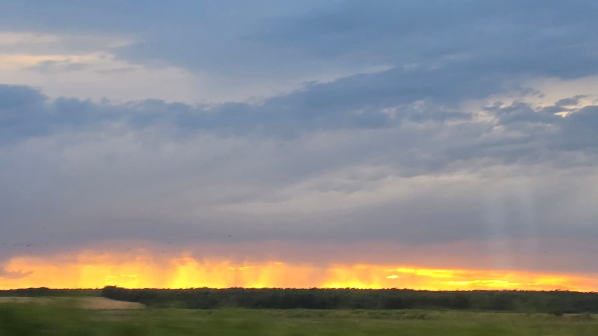 FOTO Apus SPECTACULOS pe drumurile din Dobrogea, ținutul binecuvântat de Sfântul Apostol Andrei! Soarele a unit pământul cu cerul și le-a scăldat în aur viu